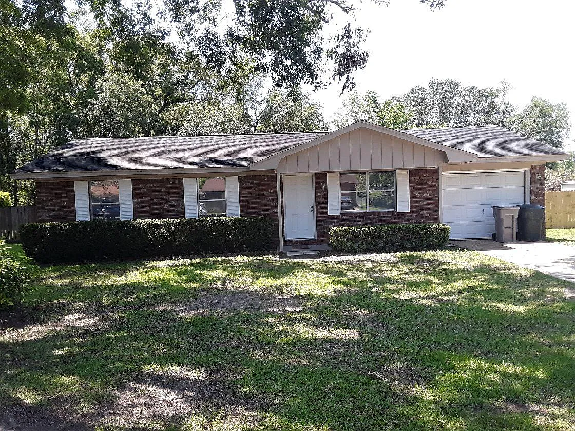 3 bed, 1200 sqft, $1,800 — Photo 1
