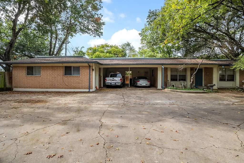 2 bed, 1.0 bath, 2082 sqft, $1,100 — Photo 1