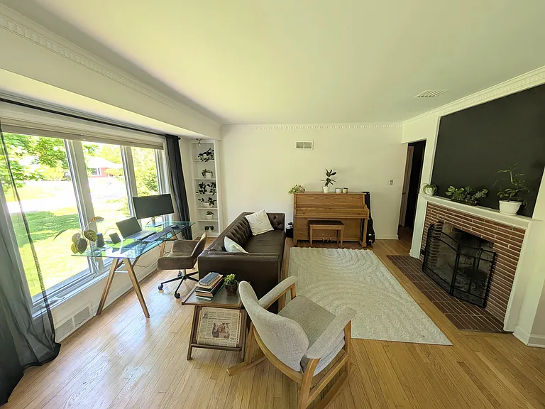 409 E Spooner Rd — Photo 3