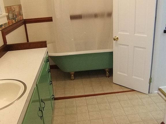 Apt A bathroom