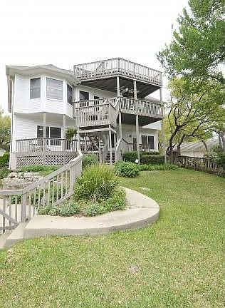 You can really see the 3 floors of decks to take advantage of the lake views