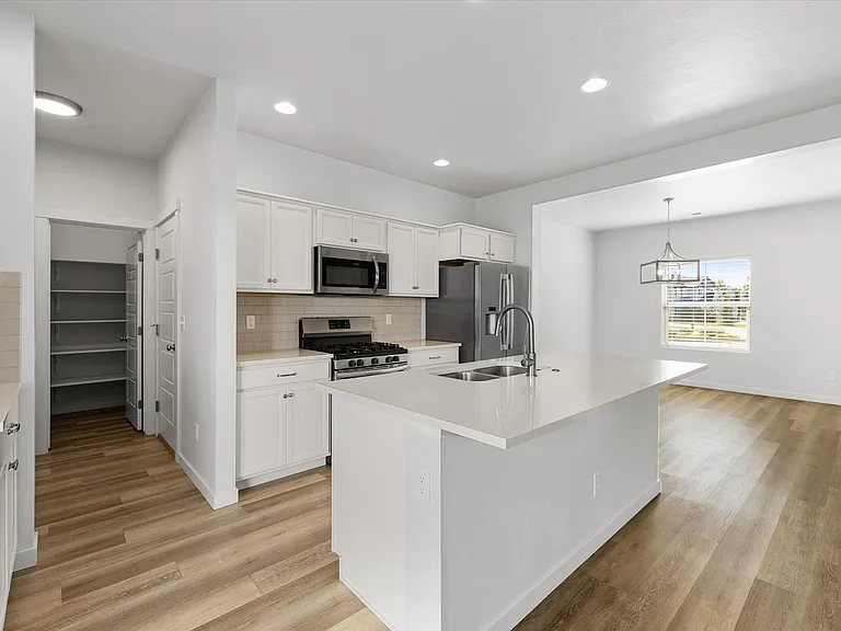655 N Sevenoaks Ave — Photo 3
