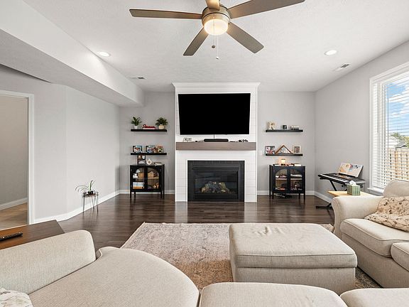 3rd image of 3601 Hyacinth Ln