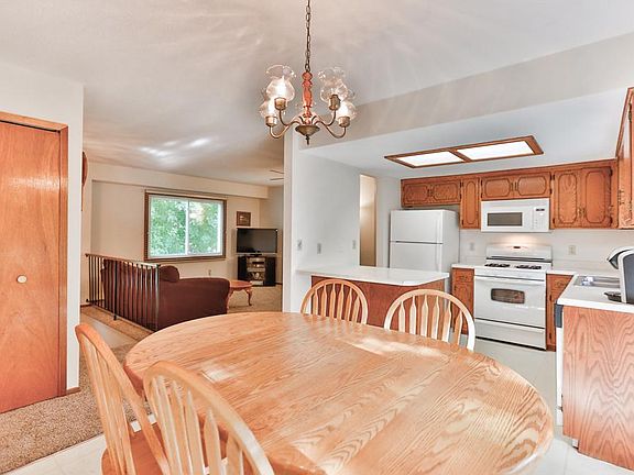 4th image of 26471 Foxboro Ave