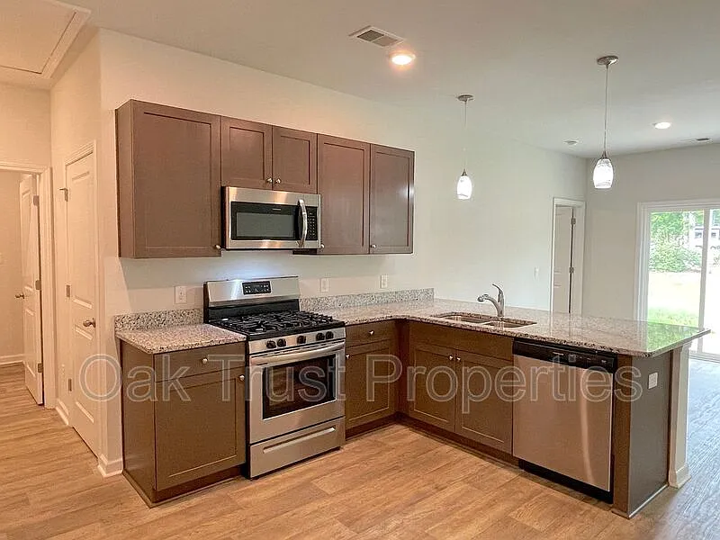 3 bed, 2.0 bath, 1372 sqft, $2,095 — Photo 4