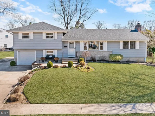 19 Spruce Rd, Burlington, NJ 08016