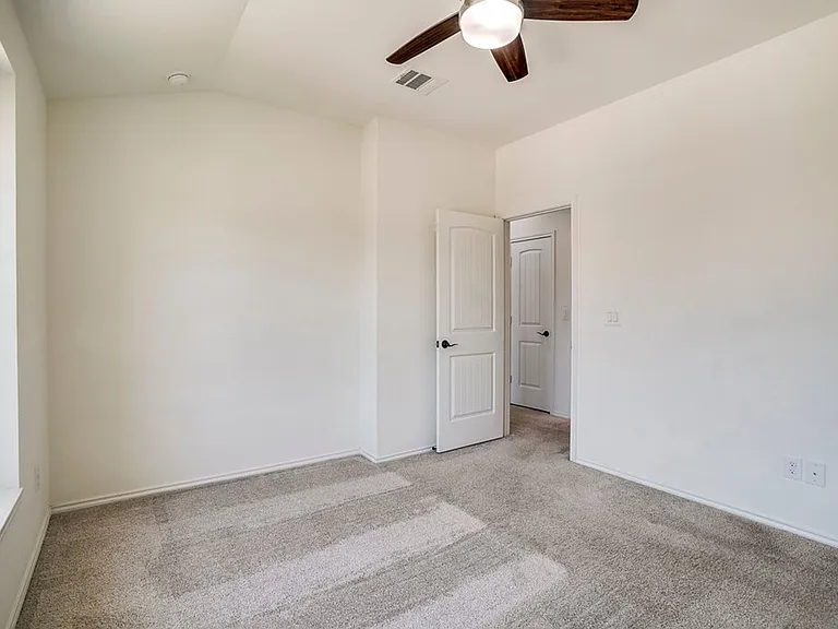 516 Ayinger Ln — Photo 14