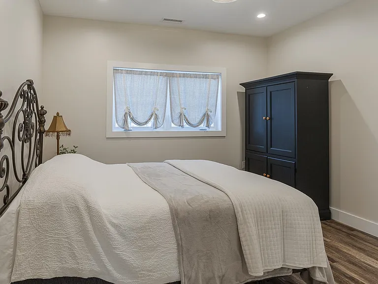 60 Dearborn Cir — Photo 10