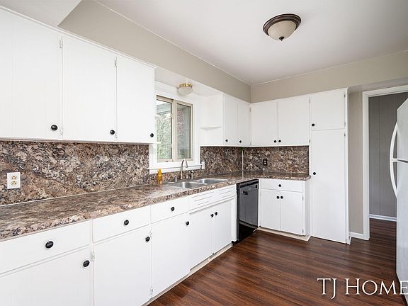 3rd image of 706 Ponderosa Dr NW