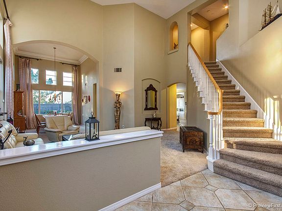 ENTRANCE/LIVING ROOM