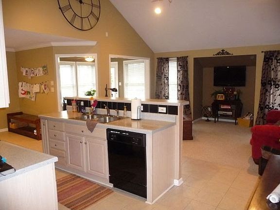 3rd image of 717 Joseph Dr