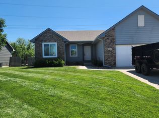 1883 W Lakeview Ct, Haysville, KS 67060