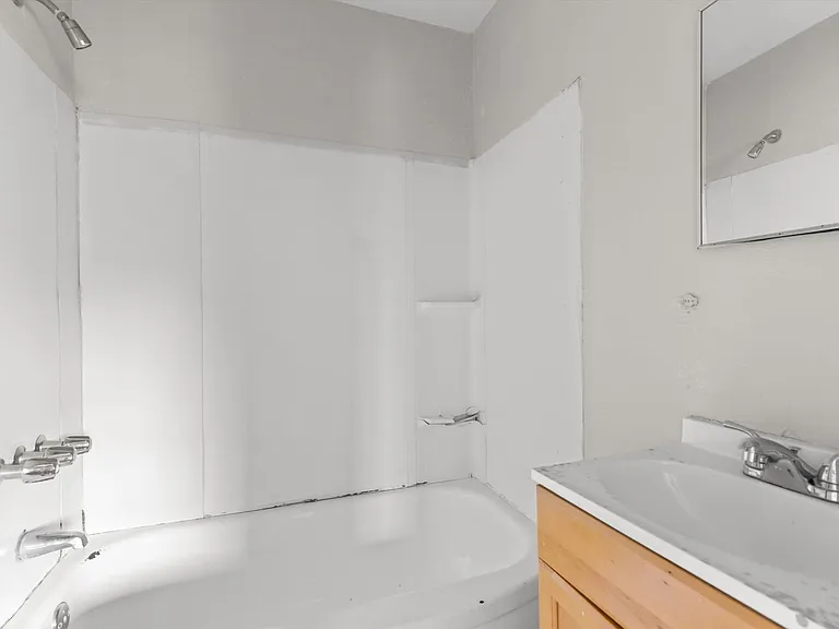 Pullman Ave. 200 — Photo 18