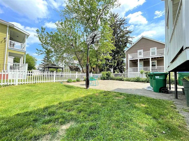 68 Willis Ave — Photo 15