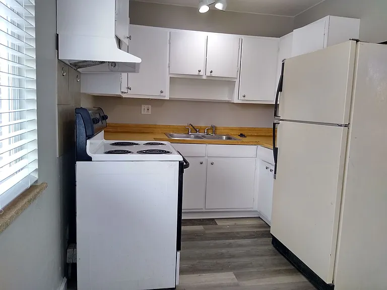 1990 N Beeler St #8 — Photo 26