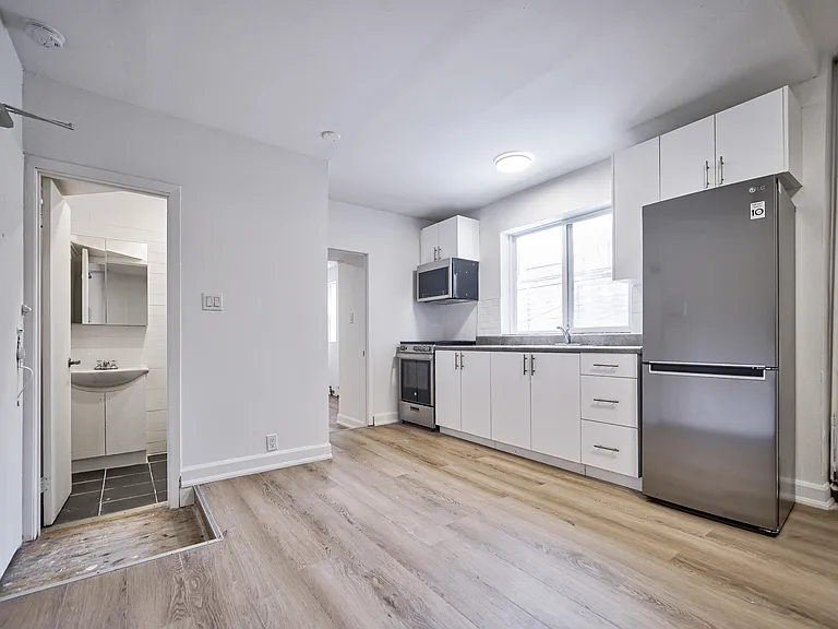 1046 Bathurst St — Photo 10