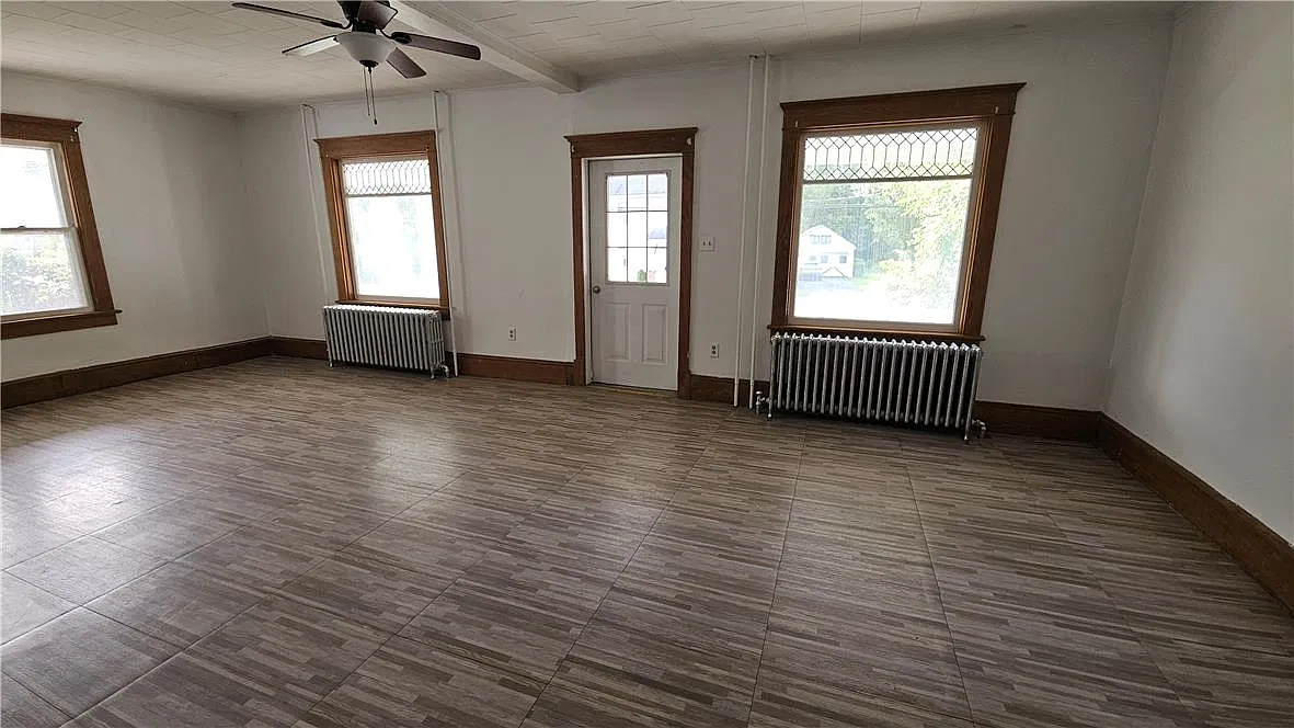 5 bed, 2.0 bath, 1952 sqft, $2,500 — Photo 4