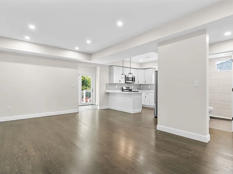 57 Windsor St — Photo 8