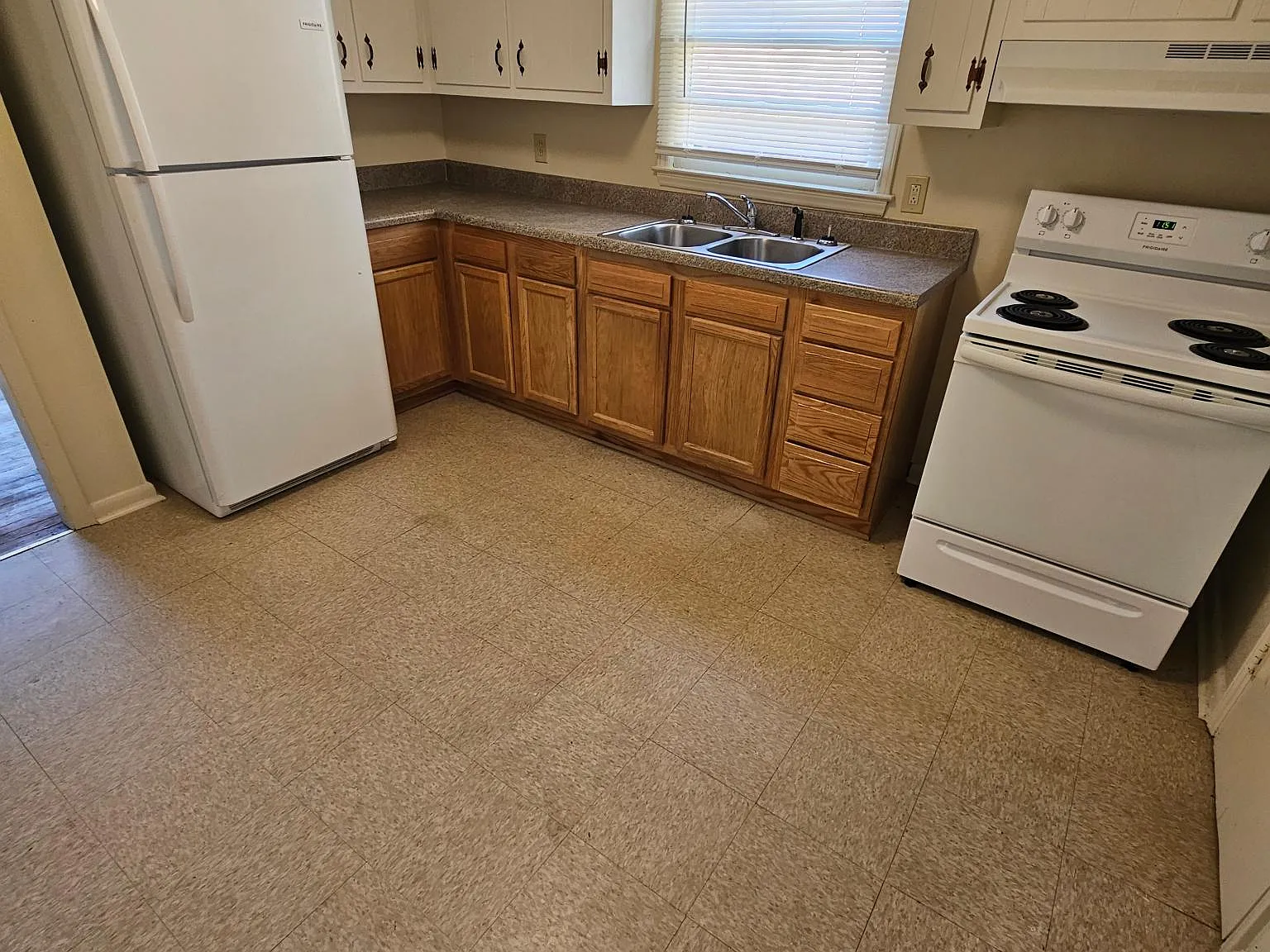 3 bed, 977 sqft, $1,350 — Photo 2