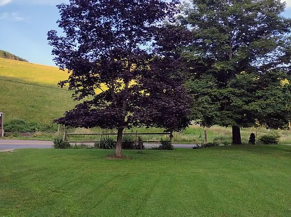 102 Roadside Ln, Fairhope, PA 15538