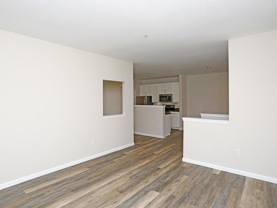 1x1 / 729 sf - Living room