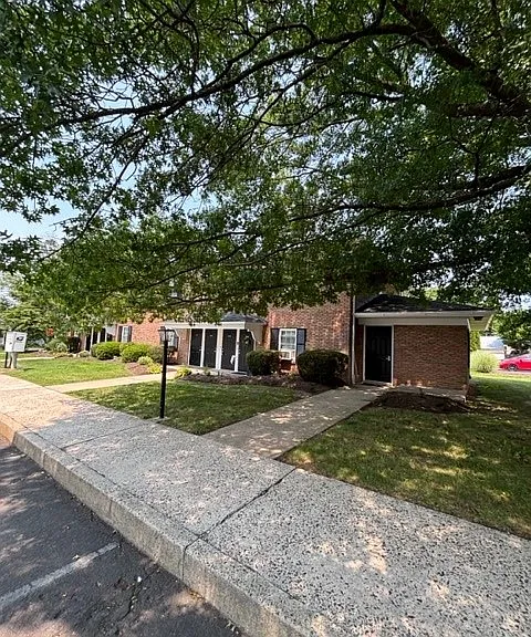 242 Broad St W — Photo 2