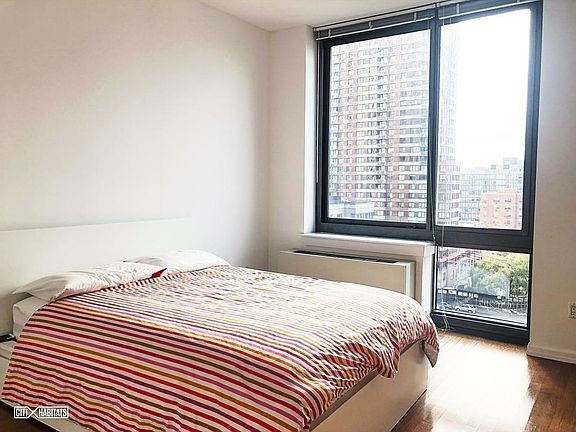 3rd image of 4720 Center Blvd APT 1002