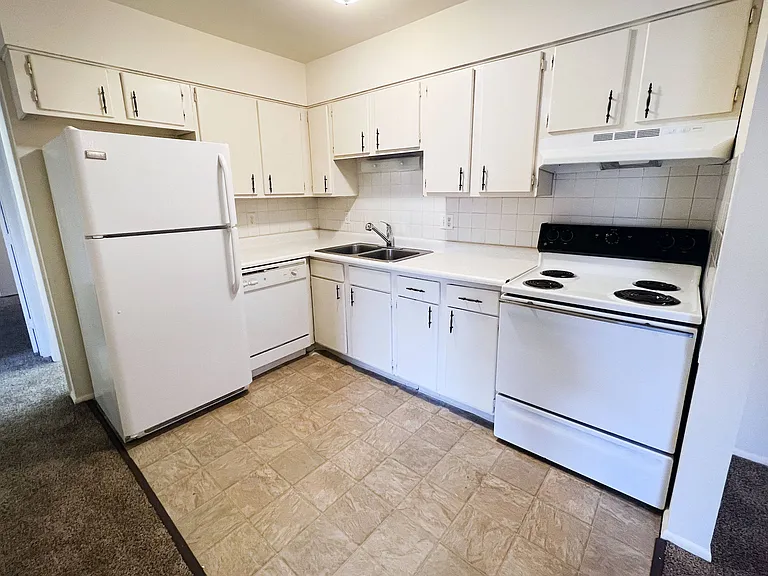 Crown Ridge Apartments — Photo 27