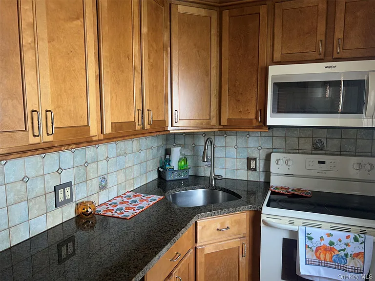 239 Curtin Ave — Photo 3