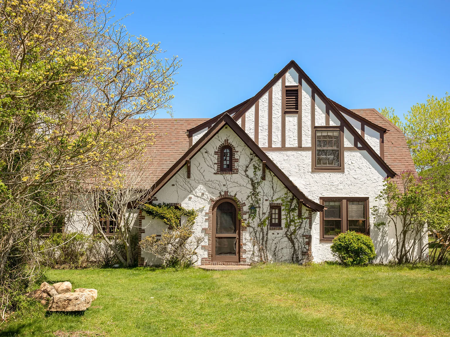 5 Bedroom Montauk Home — Photo 2