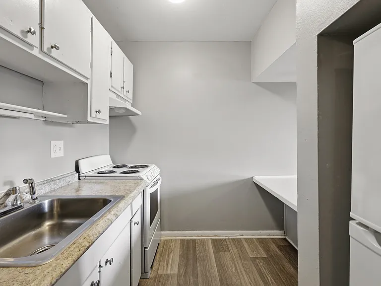1805 Oxford Cir — Photo 13