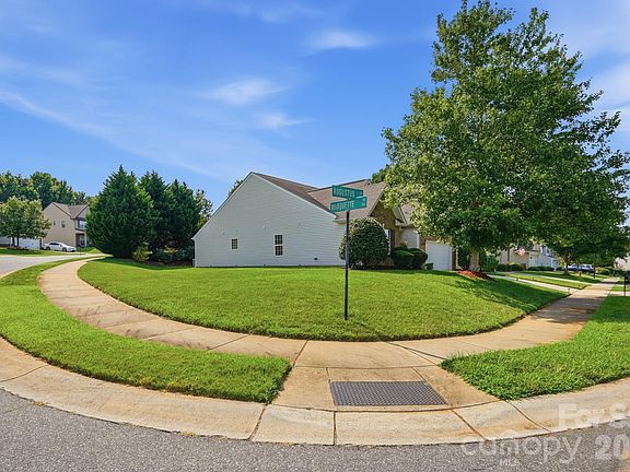 4th image of 301 Augustus Ln