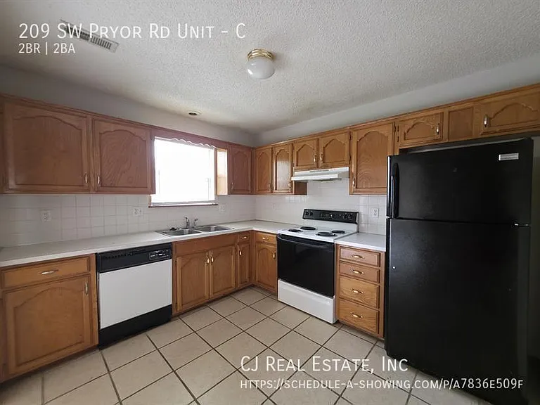 209 SW Pryor Rd #C — Photo 5