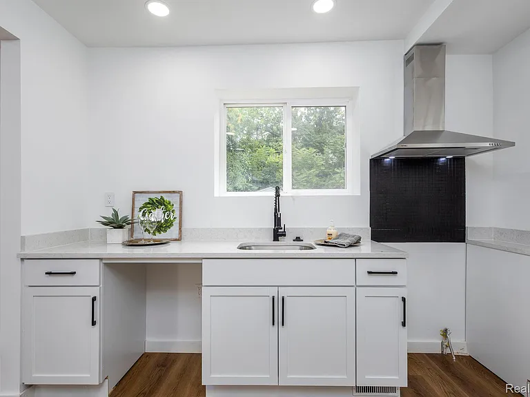 2744 Lawrence St — Photo 15