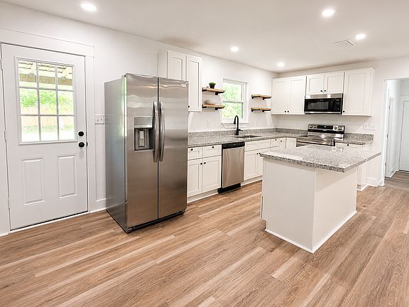 3rd image of 904 Colbert Ave