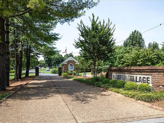 4th image of 611 Glenn Cir
