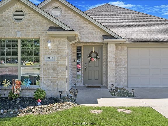 3rd image of 1014 Gardenia St