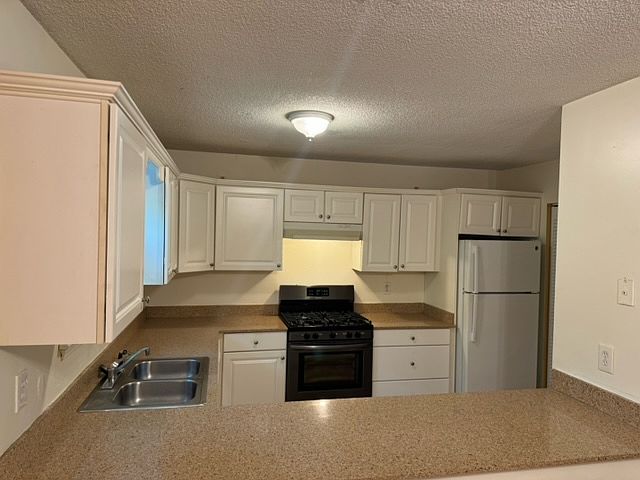 Kitchen with marble countertiops