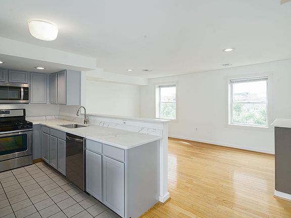 4th image of 400 S Hutchinson St