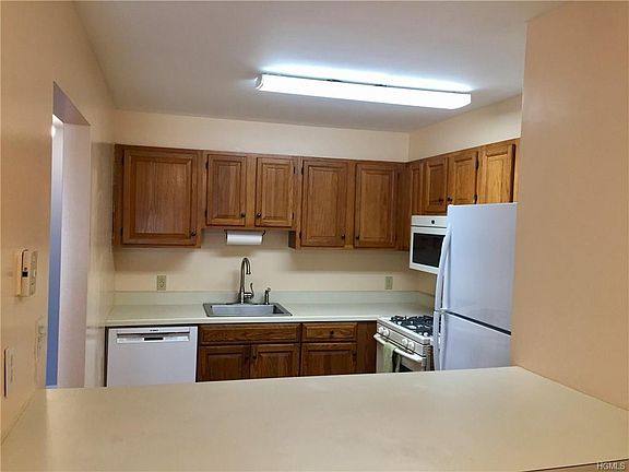 4th image of 390 Concord Ln