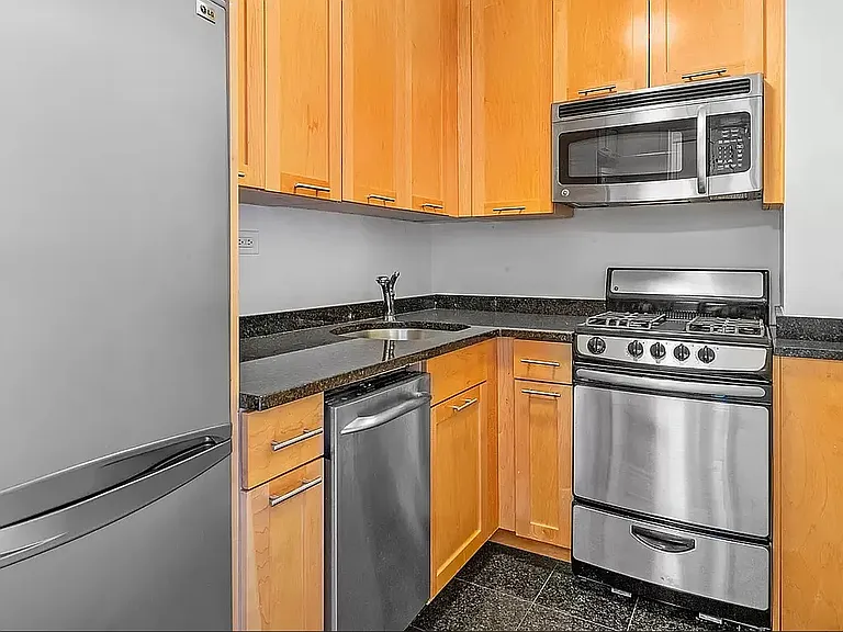 145 4th Ave #7L — Photo 3