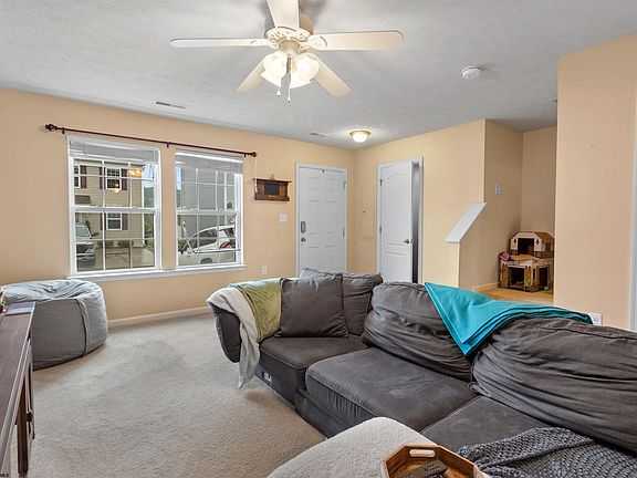 5th image of 19 Stafford Cir