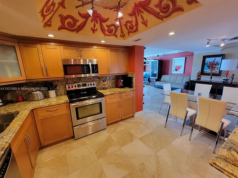 5151 Collins Ave #1036 — Photo 7