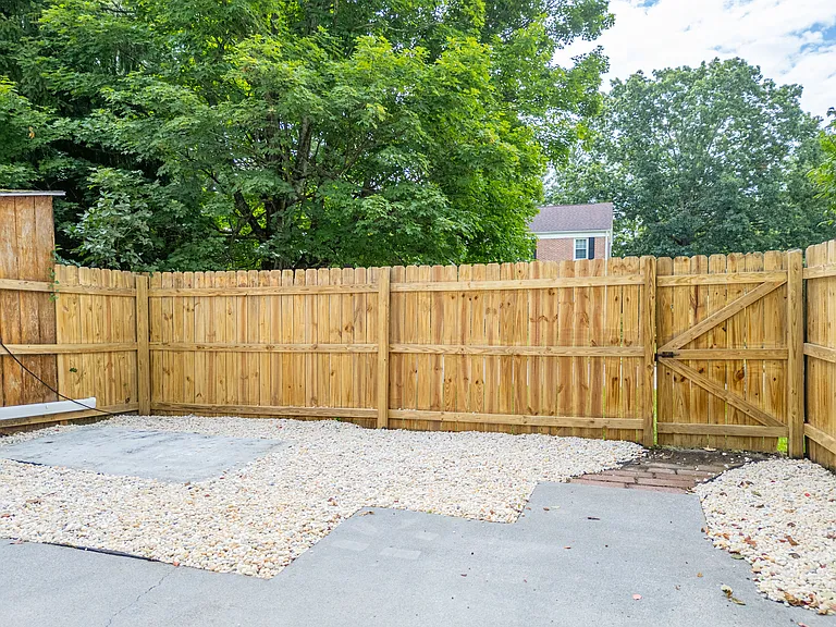 208 Huntington Ln — Photo 48