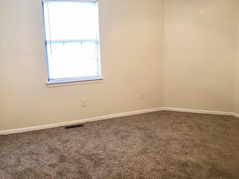 1832 NE Knollbrook Pl — Photo 8