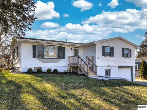 109 Hillside Dr, Bellevue, NE 68005