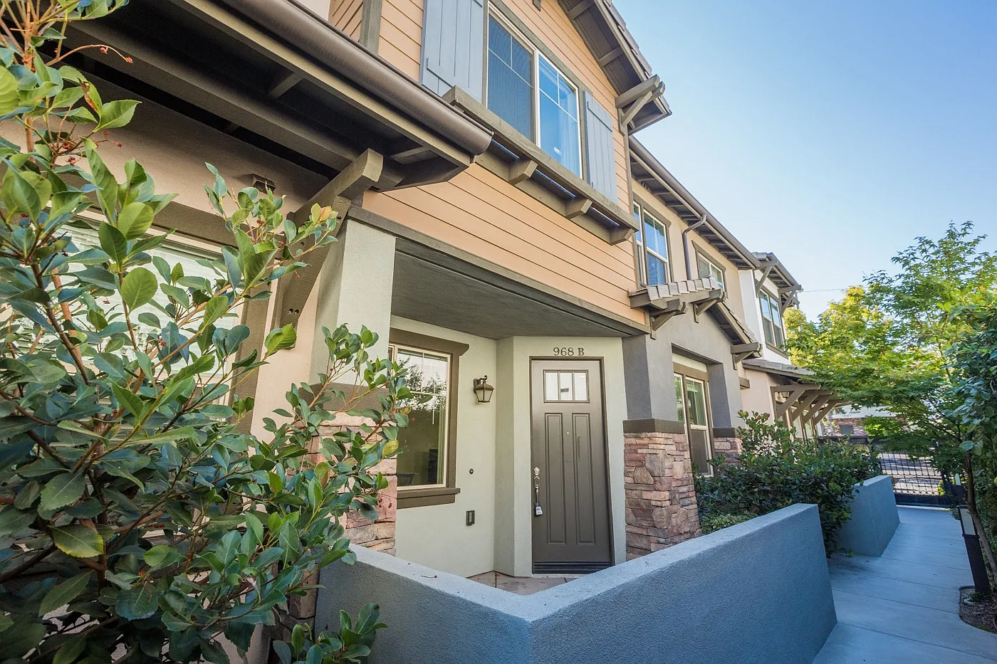 3 bed, 3.5 bath, 1768 sqft, $4,850 — Photo 2