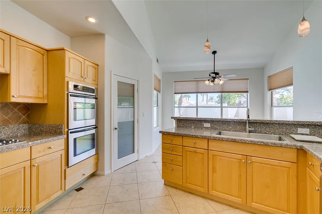 3 bed, 3.0 bath, 3281 sqft, $3,500 — Photo 4