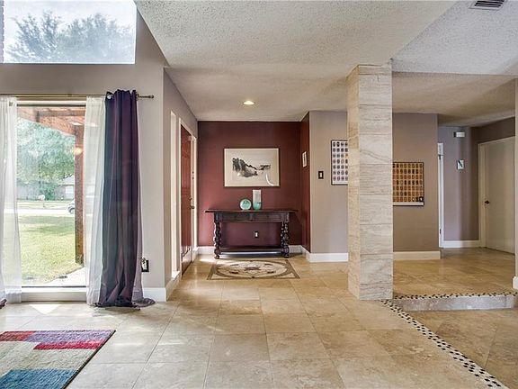 4th image of 909 Raywood Cir