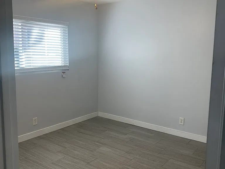 502 E Hurst St #B — Photo 9